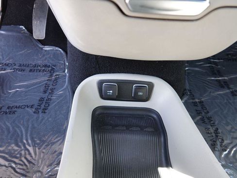 Used 2020 Chrysler Voyager Lxi image 28