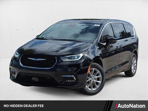 New 2025 Chrysler Pacifica Select AWD/4WD image 1