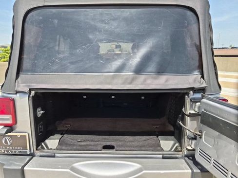Used 2018 Jeep Wrangler Unlimited Sahara AWD/4WD image 19