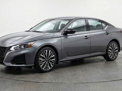 Used 2025 Nissan Altima 2.5 SV image 3