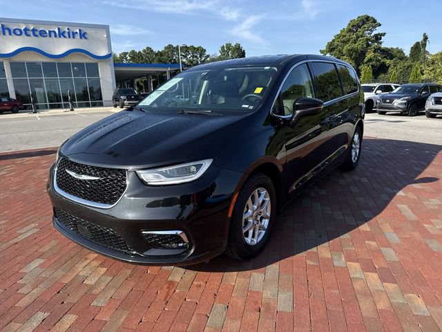 Used 2023 Chrysler Pacifica Touring-L FWD image 1