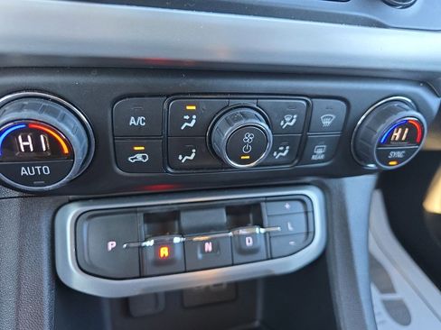 Used 2023 GMC Acadia SLE image 27