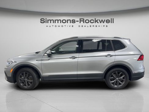 Used 2023 Volkswagen Tiguan SE w/ Panoramic Sunroof Package AWD/4WD image 2