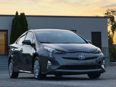 Used 2016 Toyota Prius Two FWD image 2
