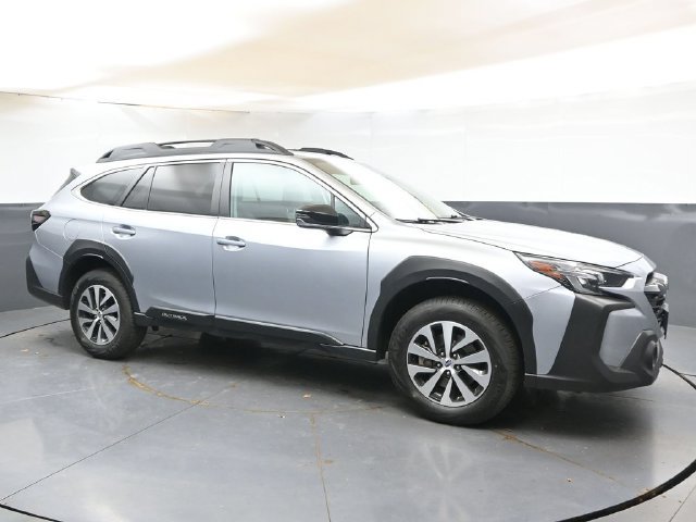 Used 2025 Subaru Outback Premium AWD/4WD image 7