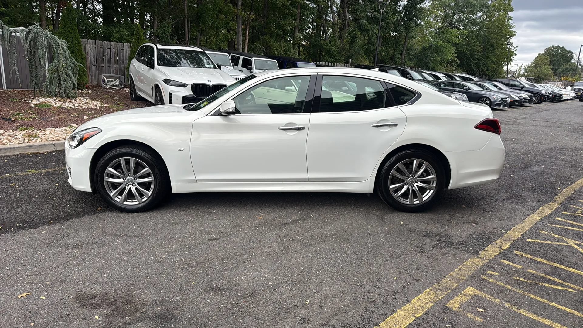 Used 2015 INFINITI Q70 3.7 w/ Deluxe Touring Package AWD/4WD image 8