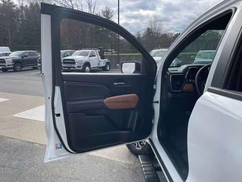 Used 2024 GMC Canyon AT4 w/ Technology Package image 23