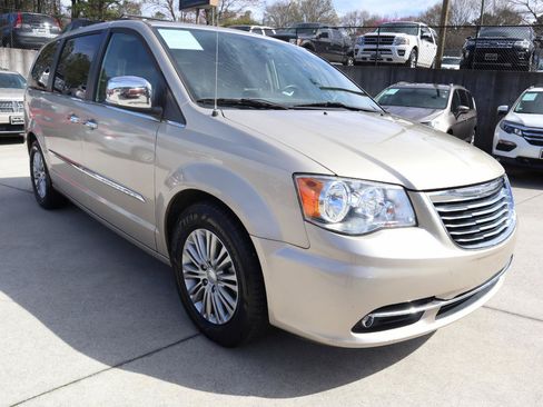 Used 2016 Chrysler Town & Country Touring-L w/ Driver Convenience Group FWD image 9