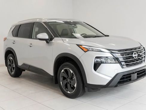 Used 2025 Nissan Rogue SV w/ SV Premium Package image 7