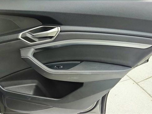 Used 2024 Audi Q8 e-tron Premium image 27