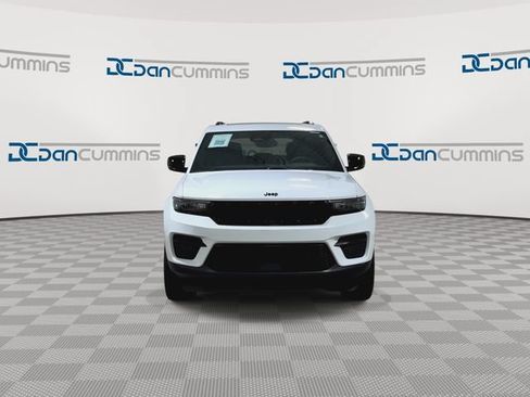 Used 2023 Jeep Grand Cherokee Altitude AWD/4WD image 4