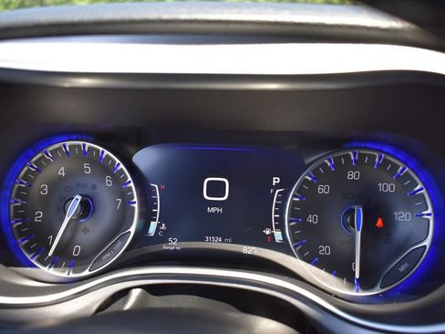 Certified 2025 Chrysler Pacifica Limited FWD image 12