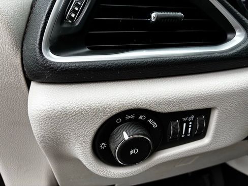 Used 2017 Chrysler Pacifica Limited image 14