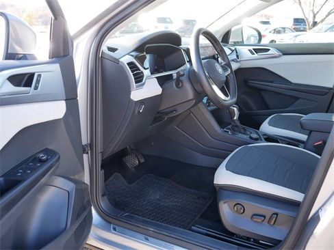 Certified 2025 Volkswagen Taos SE image 12