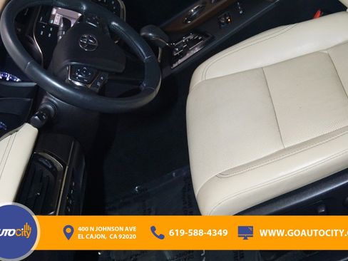 Used 2017 Toyota Avalon Limited image 9