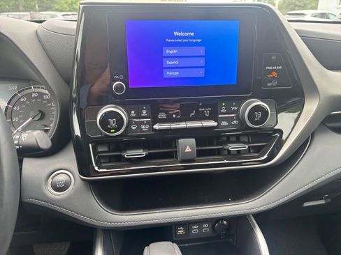 Used 2025 Toyota Highlander LE FWD image 17