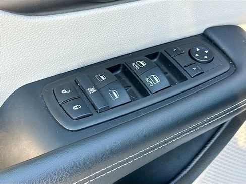 Used 2024 Chrysler Pacifica Touring-L image 17