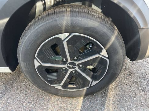 Certified 2025 Kia Niro EX FWD image 5