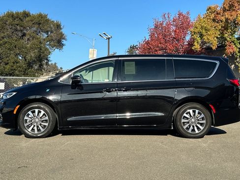 Used 2024 Chrysler Pacifica Select image 7