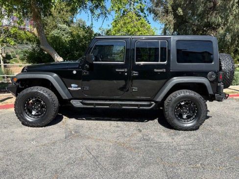 Used 2012 Jeep Wrangler Unlimited Rubicon w/ Connectivity Group AWD/4WD image 3