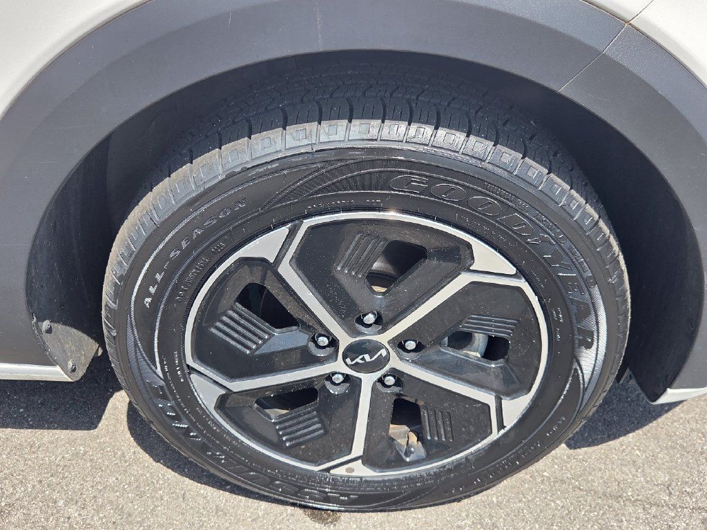 Used 2023 Kia Niro EX w/ EX Cold Weather Package FWD image 8