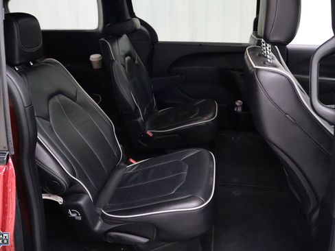 Used 2025 Chrysler Pacifica Limited image 26