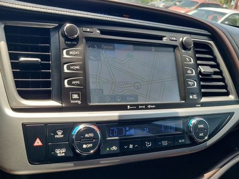 Used 2018 Toyota Highlander Limited FWD image 26