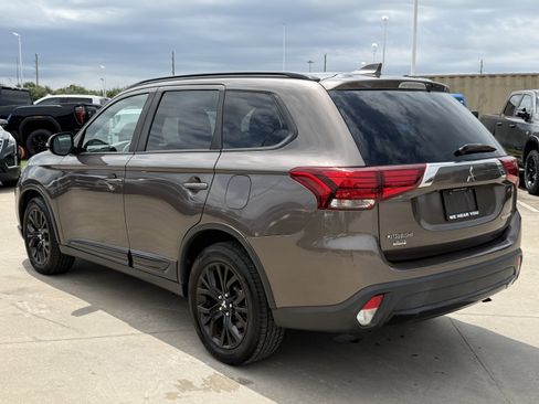 Used 2018 Mitsubishi Outlander ES AWD/4WD image 7