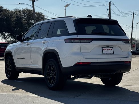 New 2026 Jeep Grand Cherokee Altitude image 8