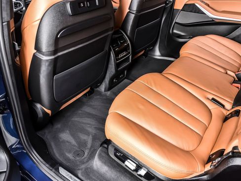 Used 2022 BMW X7 M50i w/ Dynamic Handling Package AWD/4WD image 21