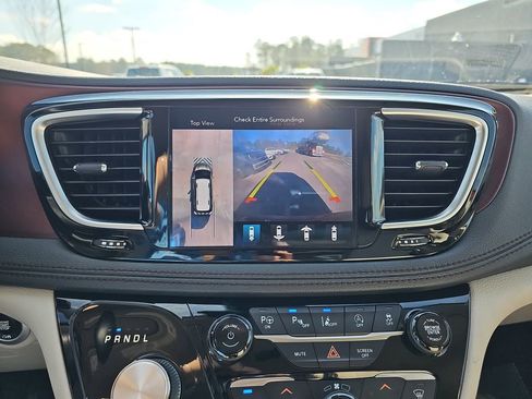 Used 2020 Chrysler Pacifica Limited image 28