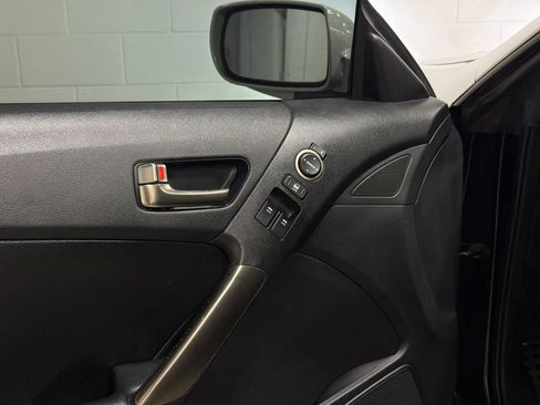 Used 2013 Hyundai Genesis 3.8 RWD image 8