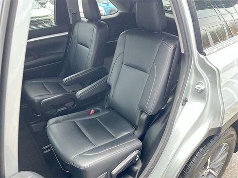 Used 2018 Toyota Highlander XLE image 24