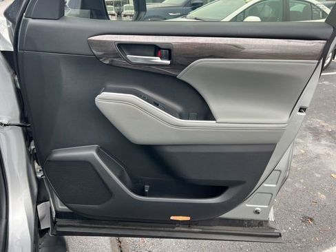 Used 2023 Toyota Highlander Platinum image 36