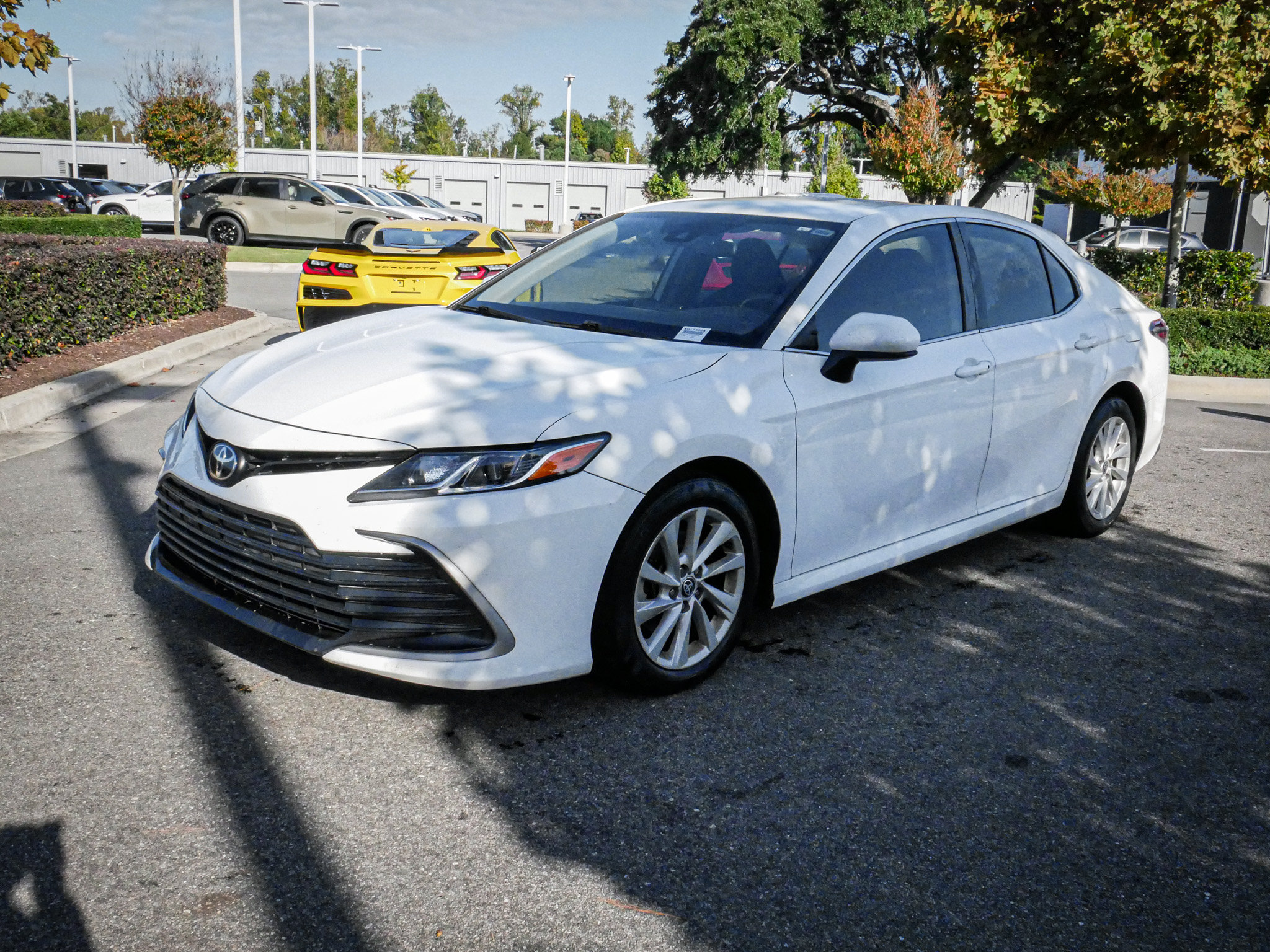 Used 2022 Toyota Camry LE FWD image 5