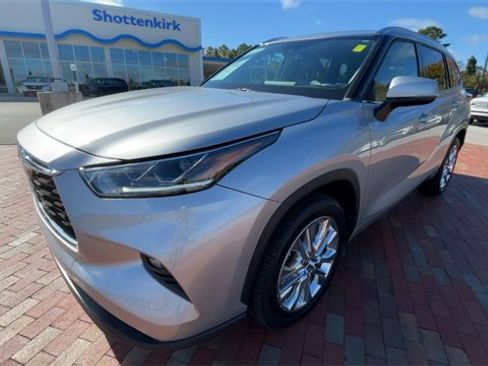 Used 2023 Toyota Highlander Limited image 5