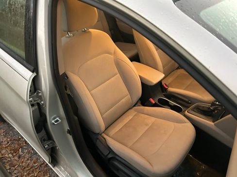 Used 2017 Hyundai Elantra SE image 15