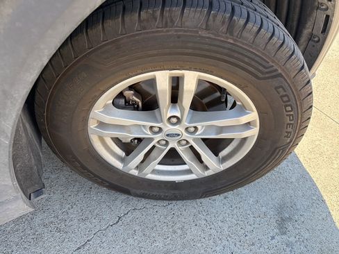 Used 2022 Ford Explorer XLT image 16