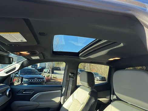 Used 2025 Chevrolet Colorado ZR2 w/ Technology Package image 19