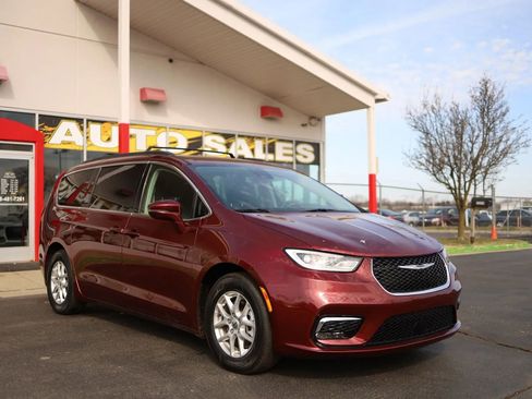 Used 2022 Chrysler Pacifica Touring-L image 3