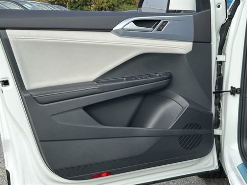 New 2025 Volkswagen Taos SE image 14
