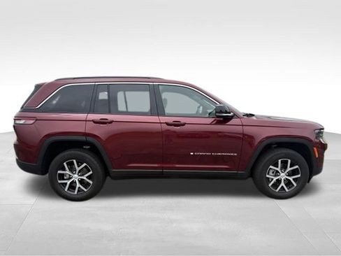 Used 2025 Jeep Grand Cherokee Limited AWD/4WD image 21