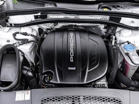 Used 2018 Porsche Macan AWD/4WD image 28