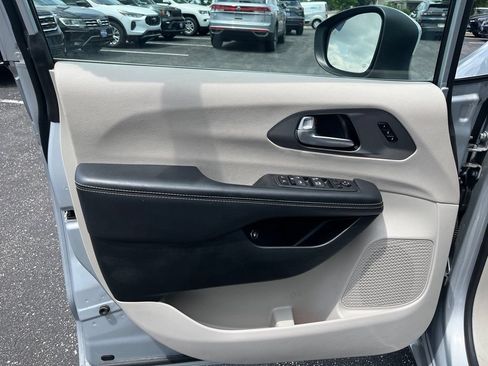 Used 2023 Chrysler Pacifica Touring-L FWD image 9