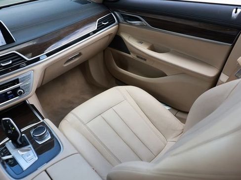Used 2018 BMW 740i image 25