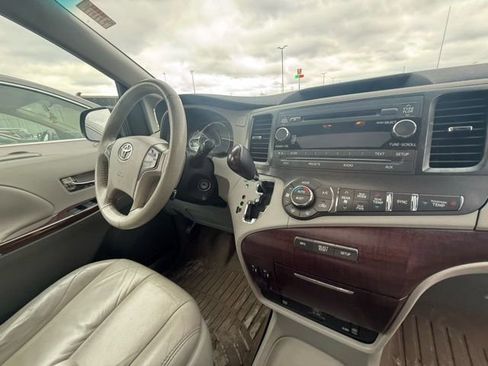 Used 2011 Toyota Sienna XLE w/ Entertainment Pkg image 5