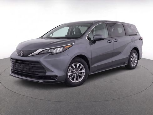 Used 2025 Toyota Sienna LE AWD/4WD image 1