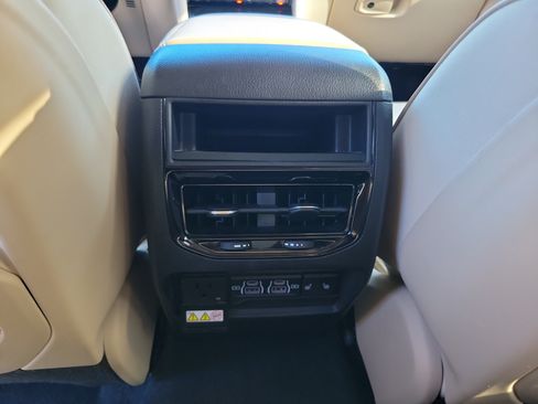 Used 2022 Jeep Grand Cherokee Limited AWD/4WD image 9