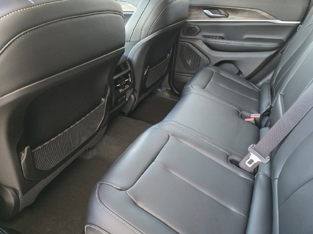 New 2027 Jeep Grand Cherokee Limited RWD image 21