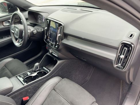 Used 2019 Volvo XC40 T5 R-Design image 30